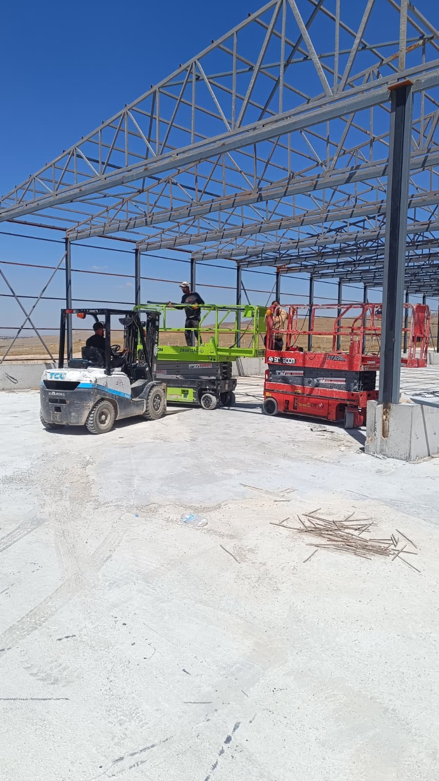 Çelik konstrüksiyon montaj sahasında makaslı platform ve forklift ile yüksekte çalışma